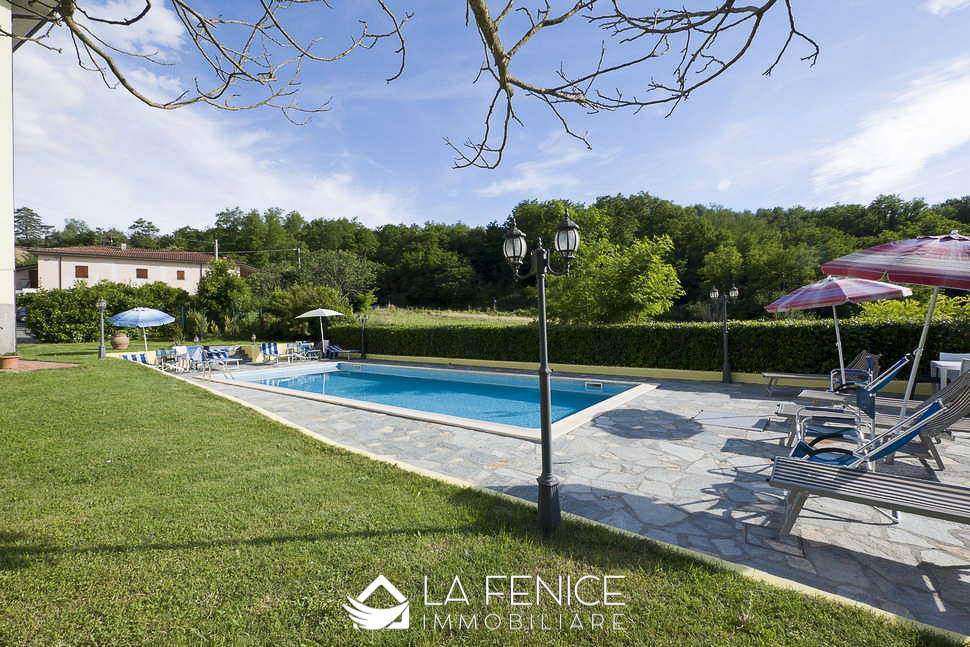 Agriturismo a Fivizzano con 6 locali di 974 m2 - Foto