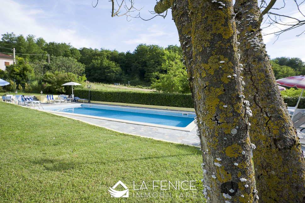 Agriturismo a Fivizzano con 6 locali di 974 m2 - Foto