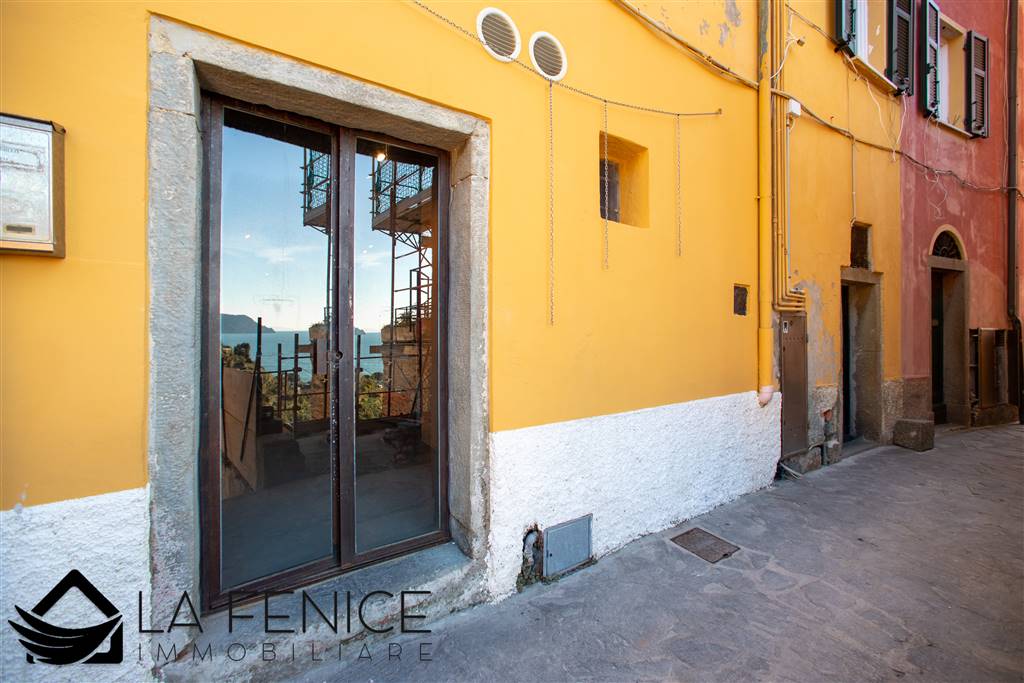 Locale commerciale a Riomaggiore con 1 locali di 30 m2 - ESTERNO CARUGIO