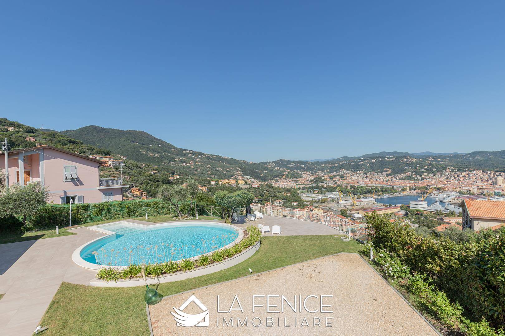 Villa a La spezia con 7 locali di 149 m2 - Foto