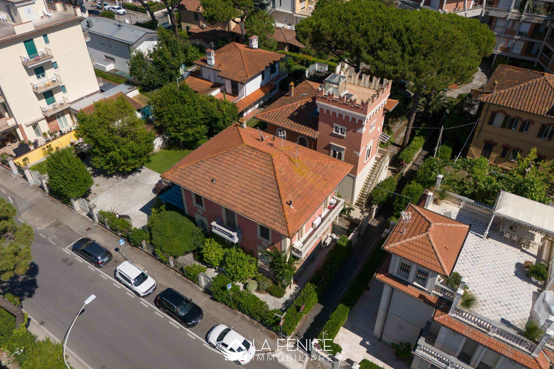 Appartamento a Camaiore con 5 locali di 199 m2 - Foto