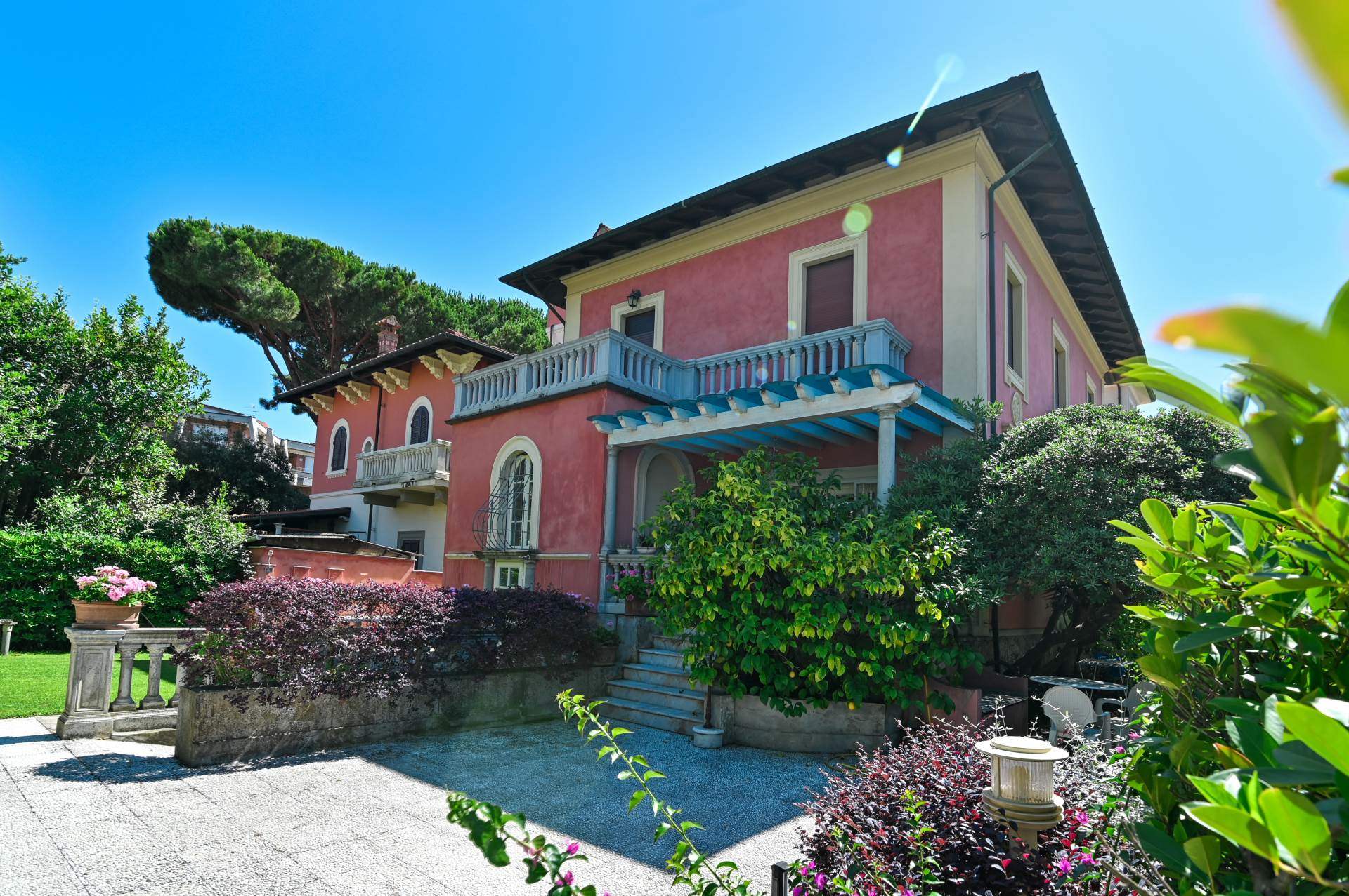 Appartamento a Camaiore con 5 locali di 199 m2 - Foto