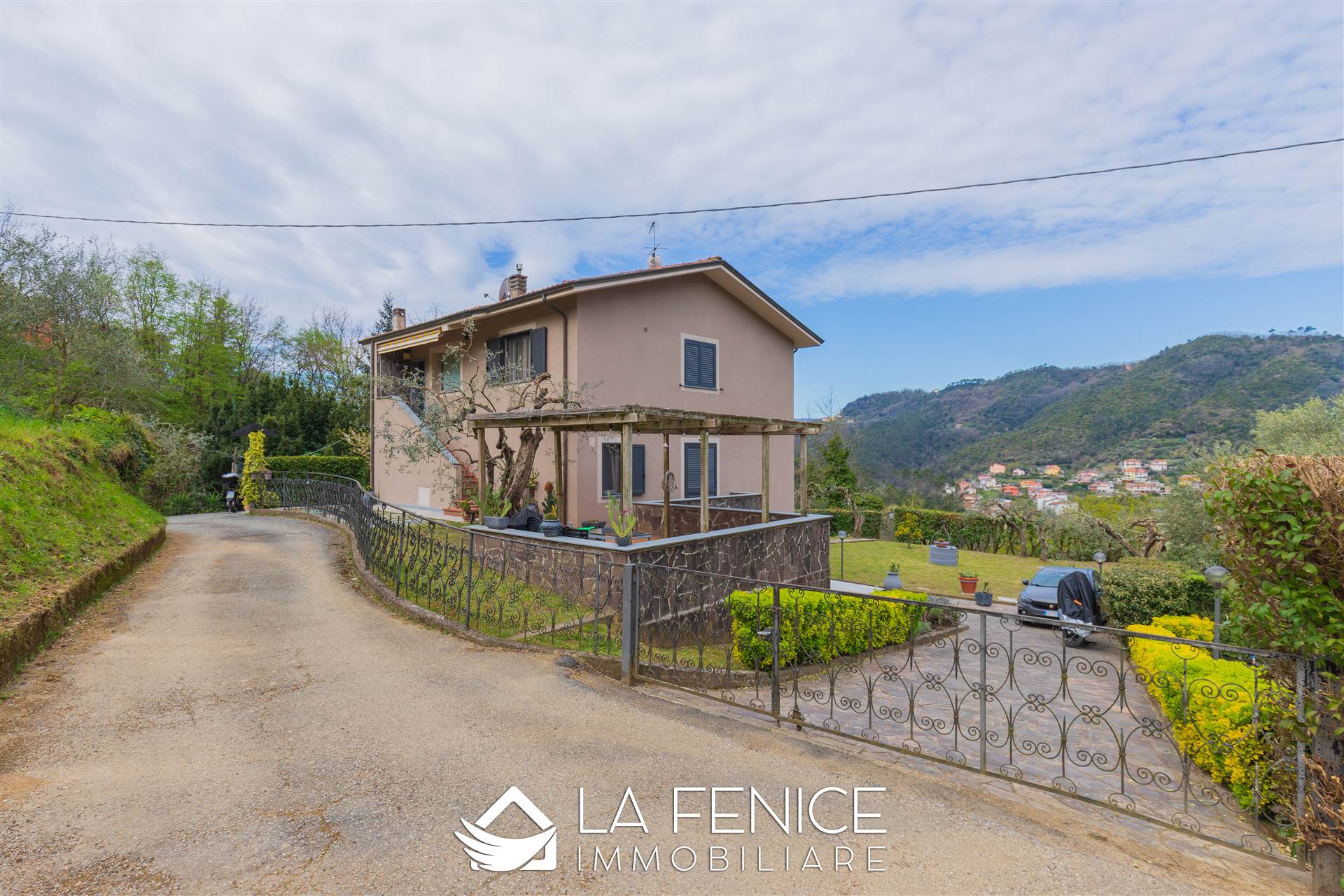 Villa a Vezzano ligure con 12 locali di 264 m2 - Foto