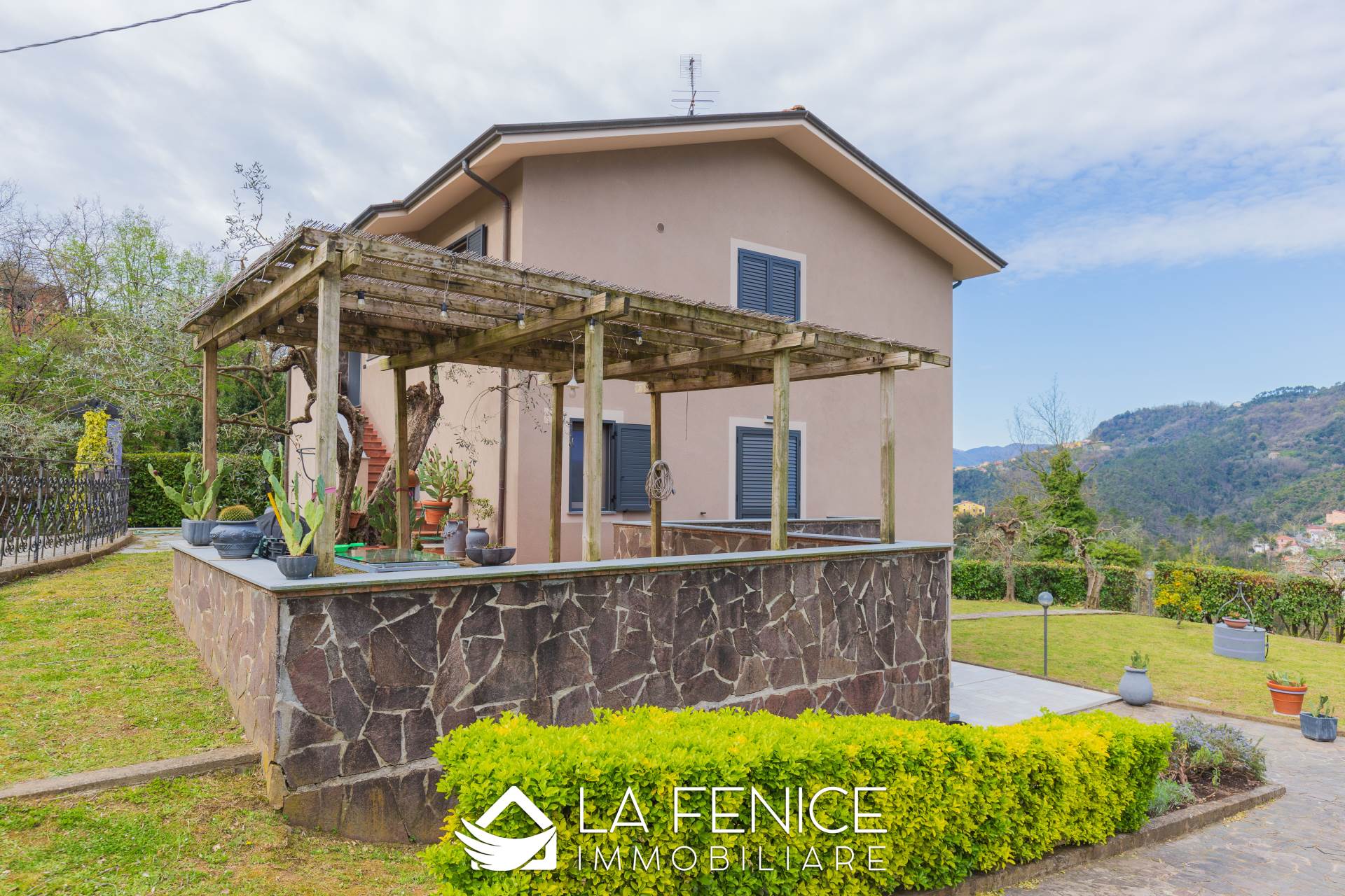 Villa a Vezzano ligure con 12 locali di 264 m2 - Foto