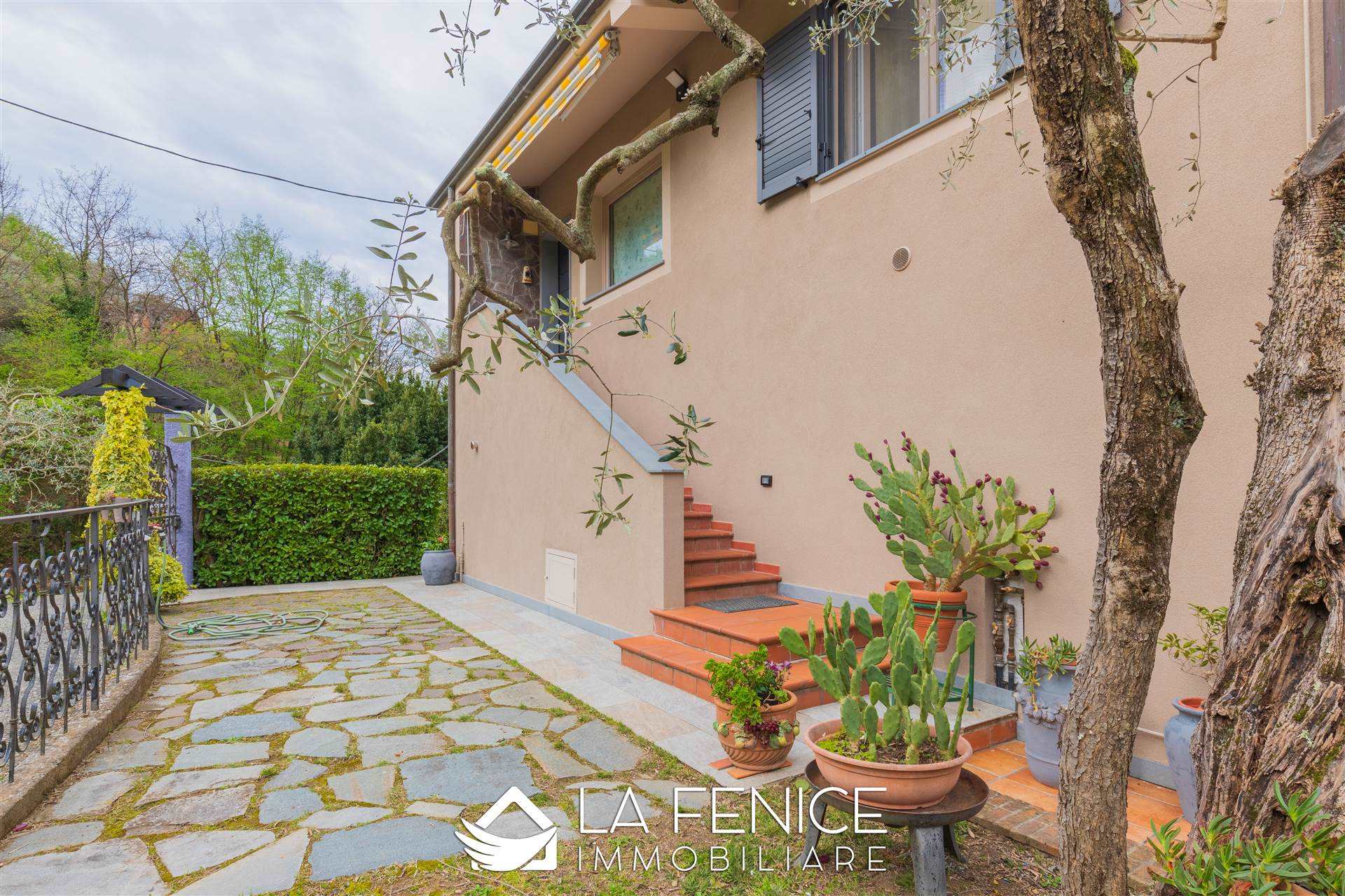 Villa a Vezzano ligure con 12 locali di 264 m2 - Foto