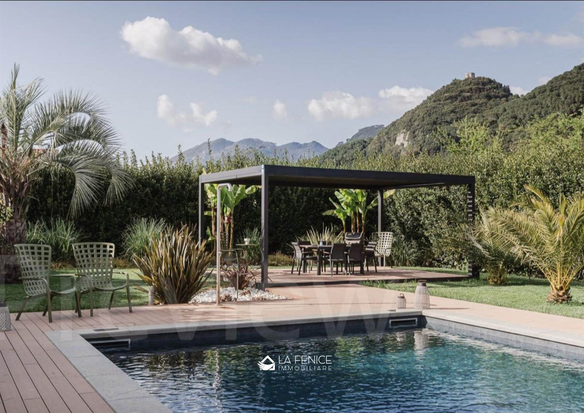 Villa a Montignoso con 7 locali di 236 m2 - Foto