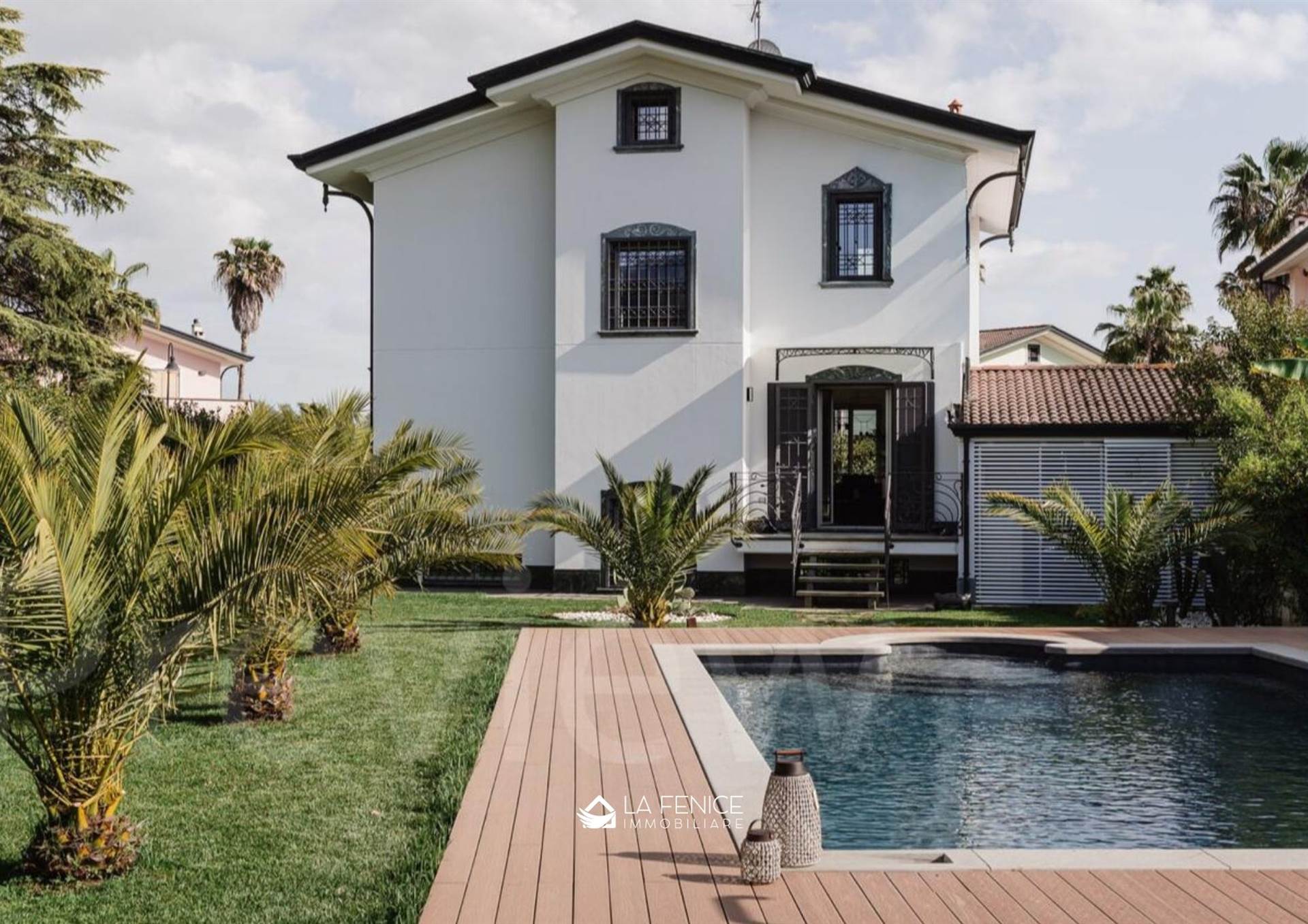 Villa a Montignoso con 7 locali di 236 m2 - Foto