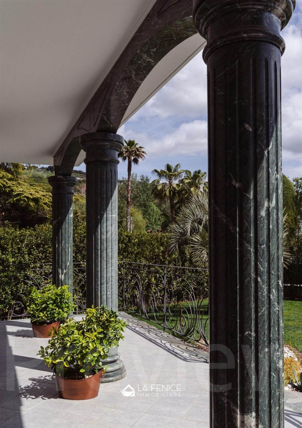 Villa a Montignoso con 7 locali di 236 m2 - Foto