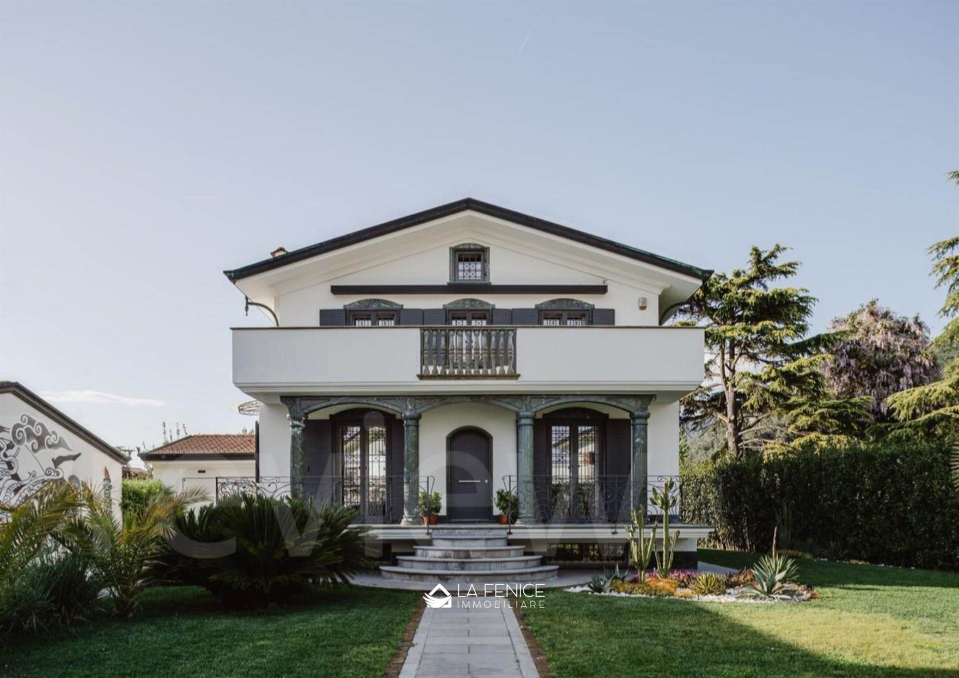 Villa a Montignoso con 7 locali di 236 m2 - Foto