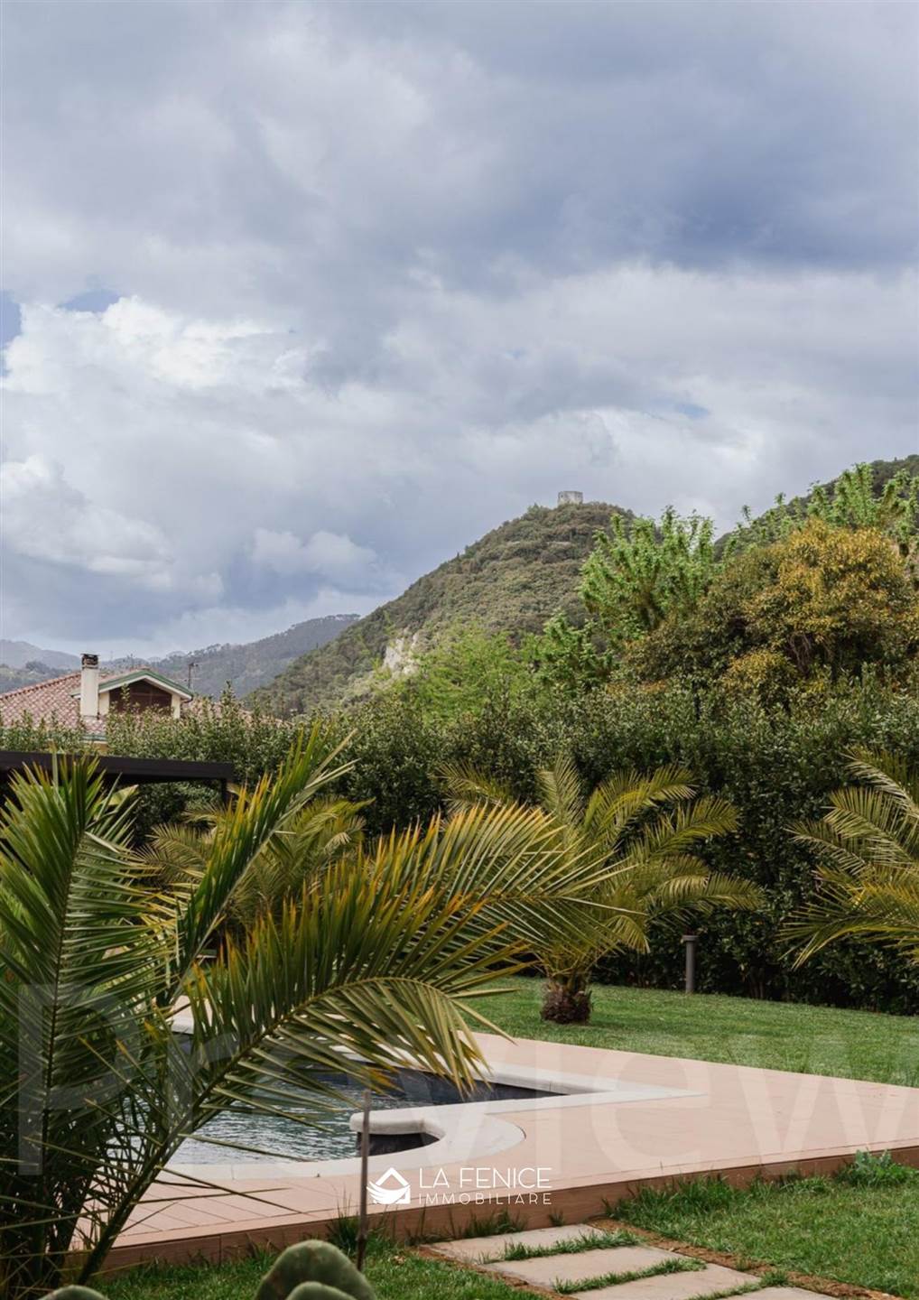 Villa a Montignoso con 7 locali di 236 m2 - Foto