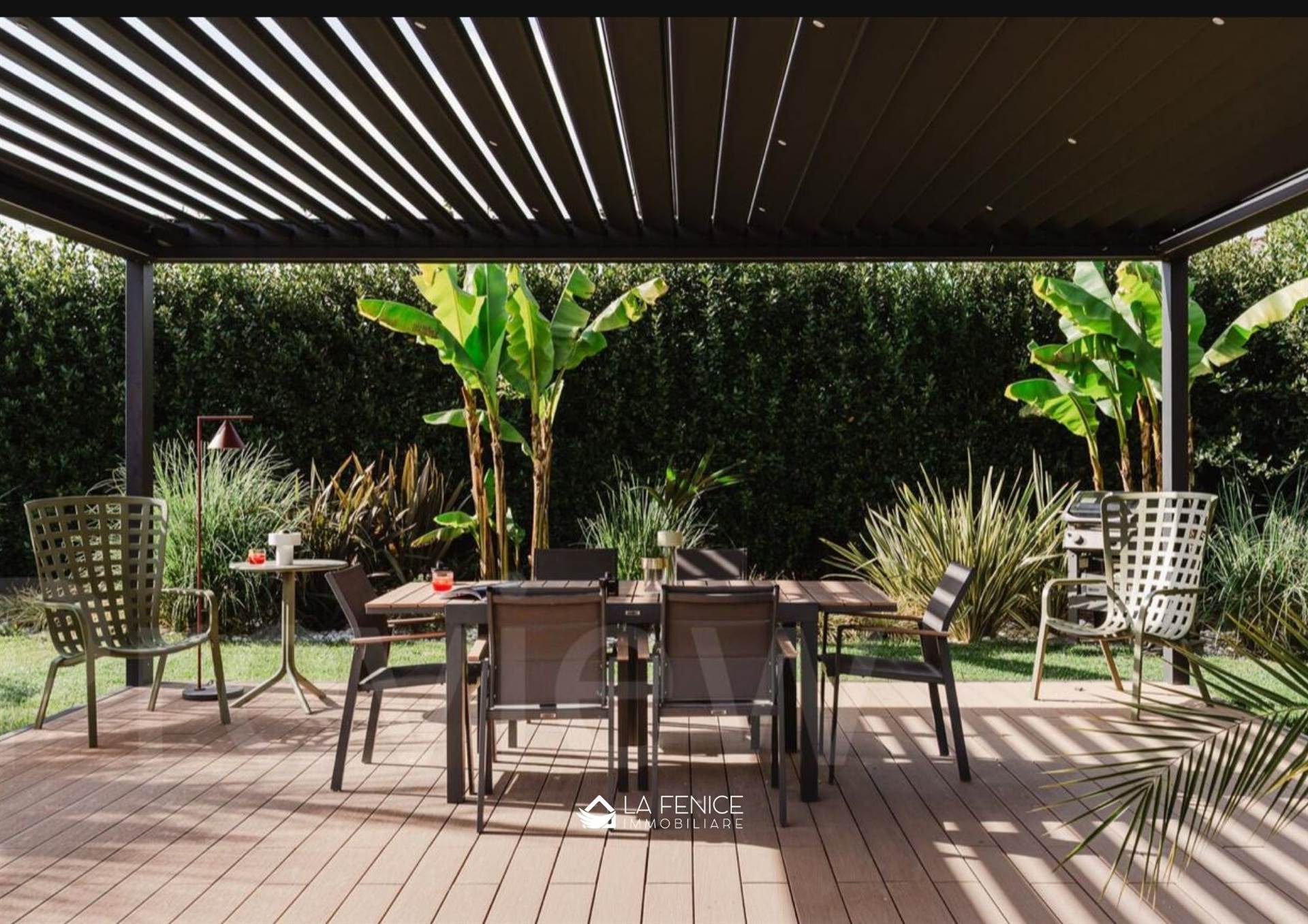 Villa a Montignoso con 7 locali di 236 m2 - Foto