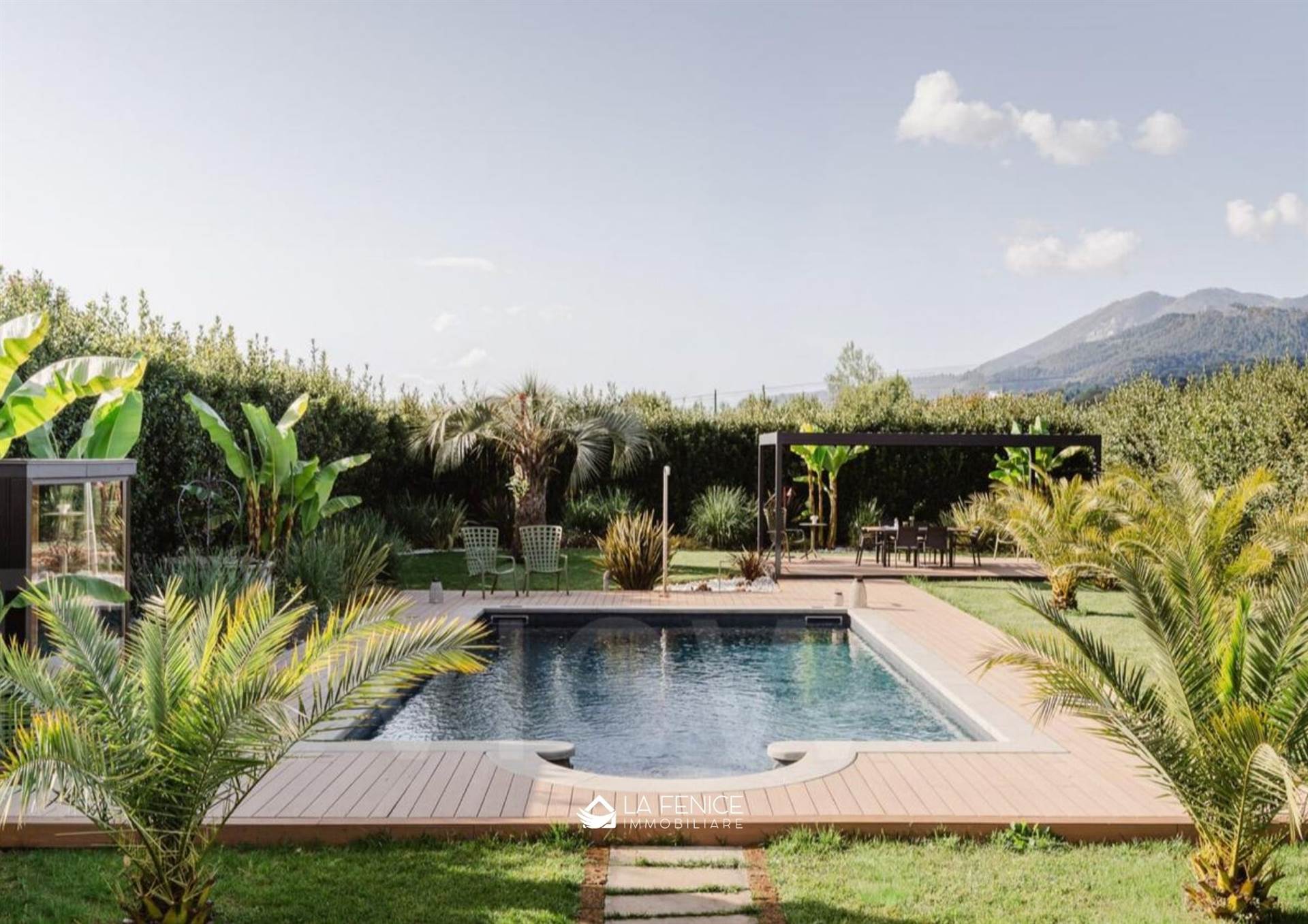 Villa a Montignoso con 7 locali di 236 m2 - Foto