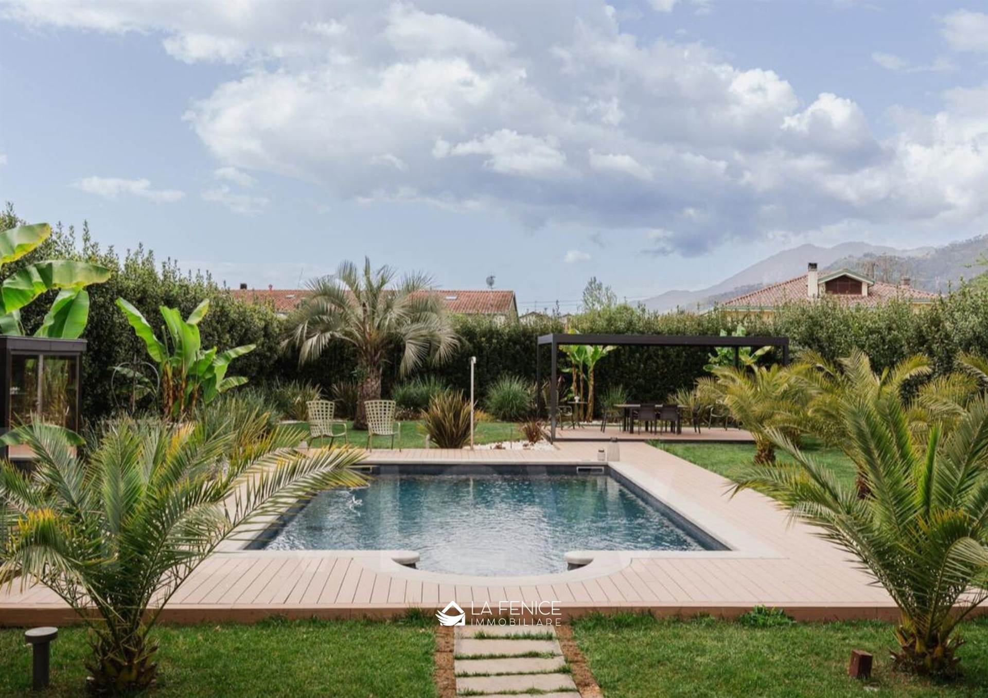 Villa a Montignoso con 7 locali di 236 m2 - Foto